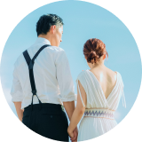 手をつなぐ男女の後ろ姿